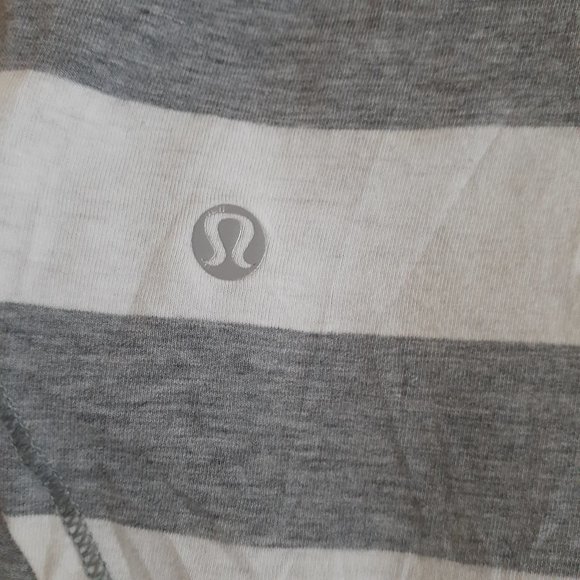 Lululemon Women's Size 12 Yogini 5 Year Short Sleeve Gray White Stripe Shirt - Picture 7 of 9